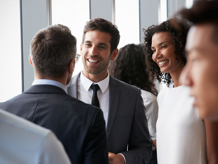 Eine Gruppe von Menschen beim Networking auf einem Event