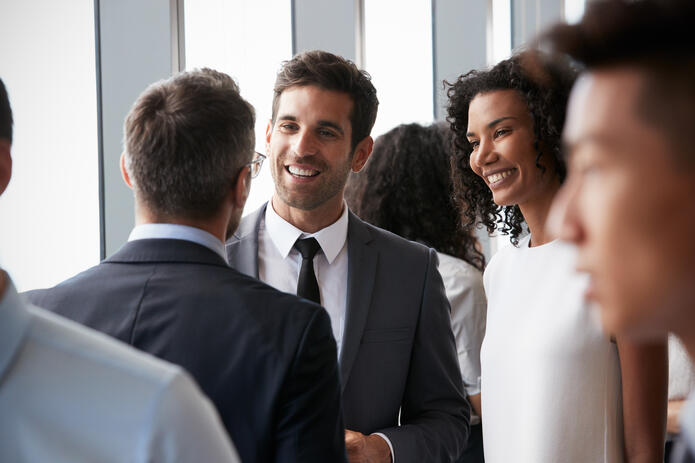 Eine Gruppe von Menschen beim Networking auf einem Event